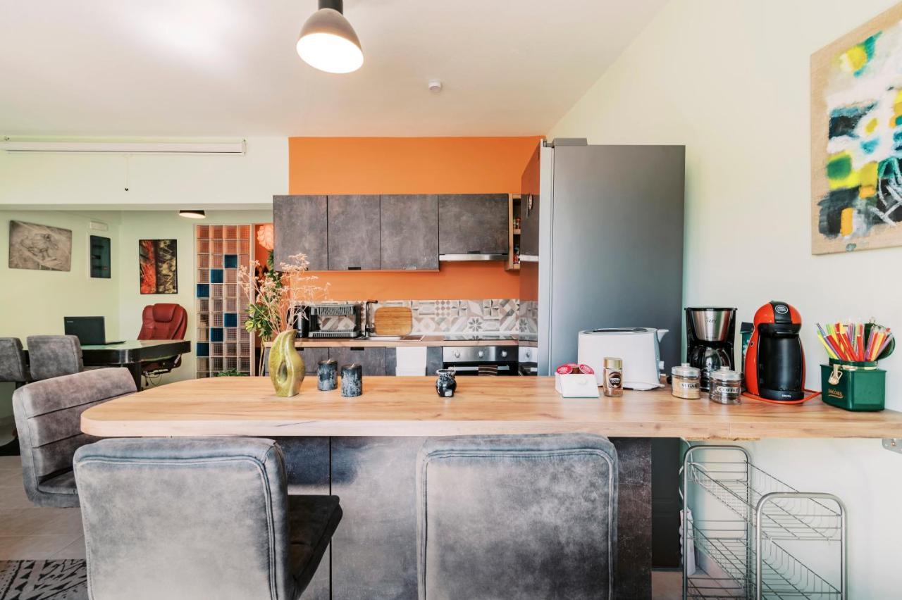 Apartament Art In The